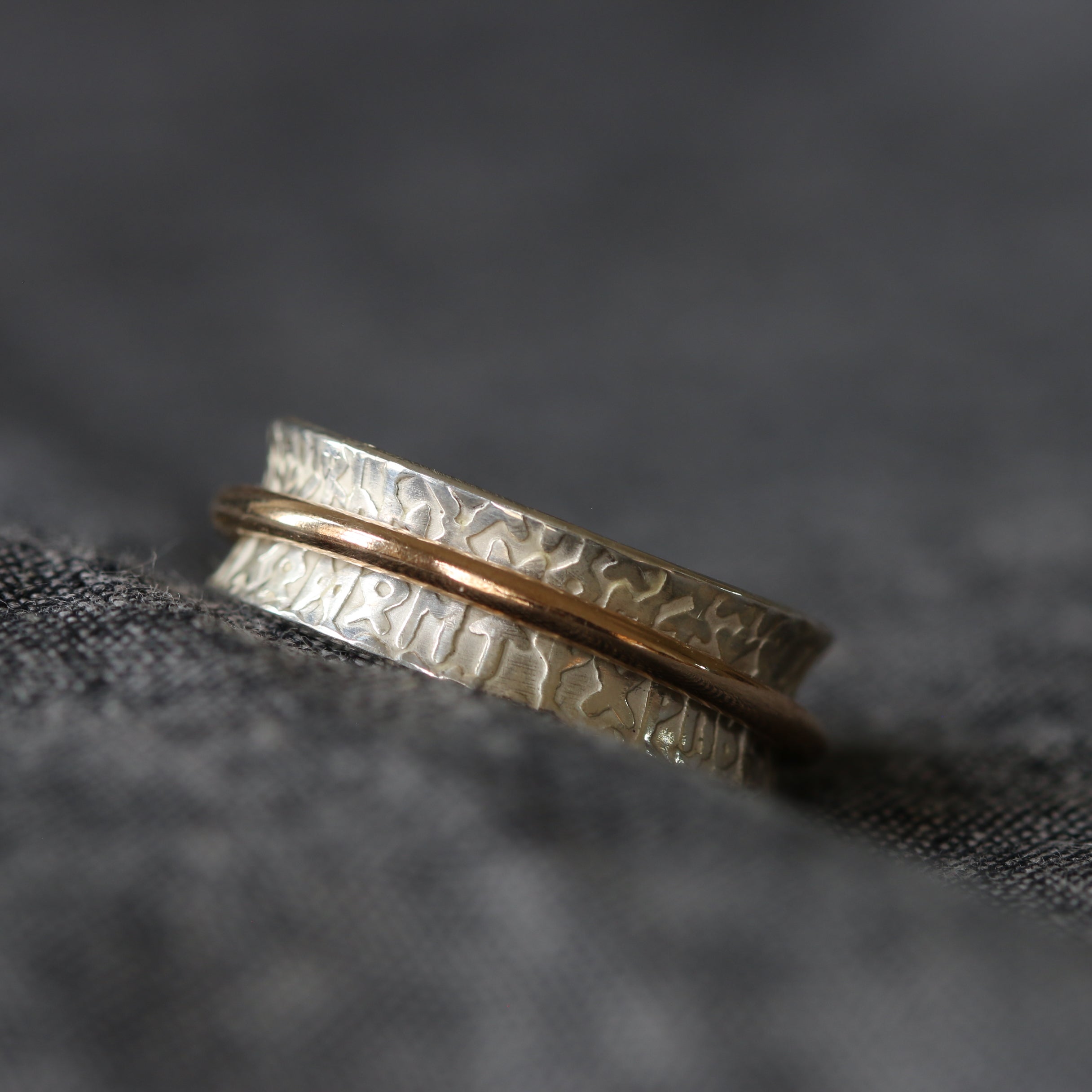 Single Band Rune Texture Spinning Ring