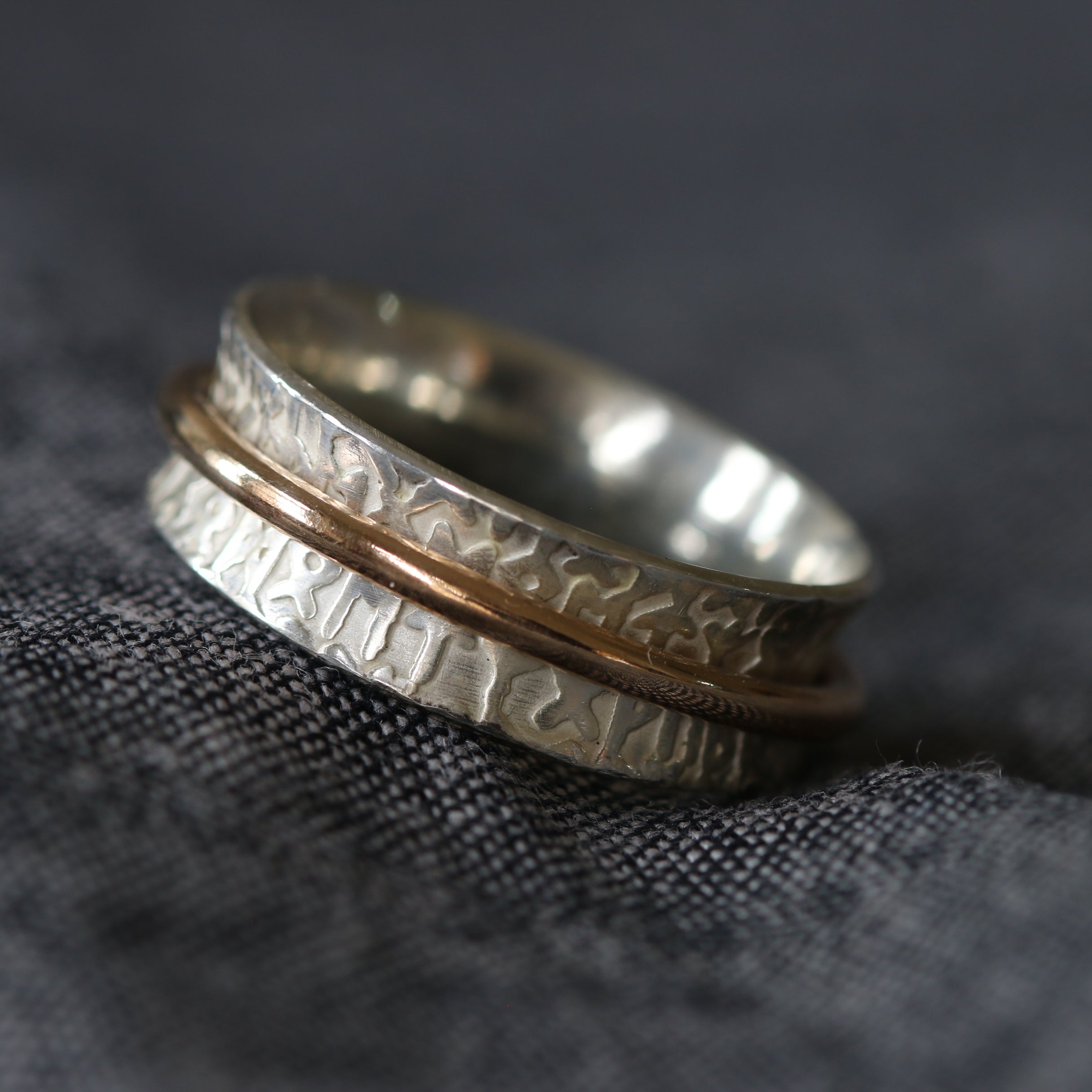 Single Gold Band Rune Texture Spinning Ring