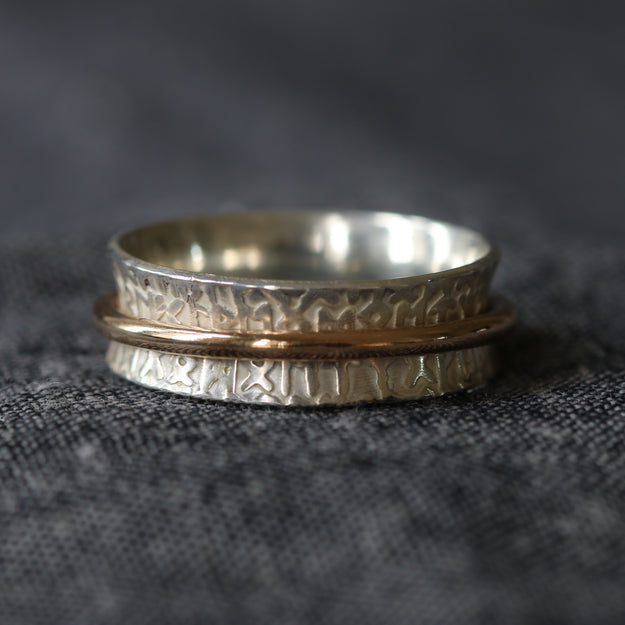 Single Gold Band Rune Texture Spinning Ring - Image 3