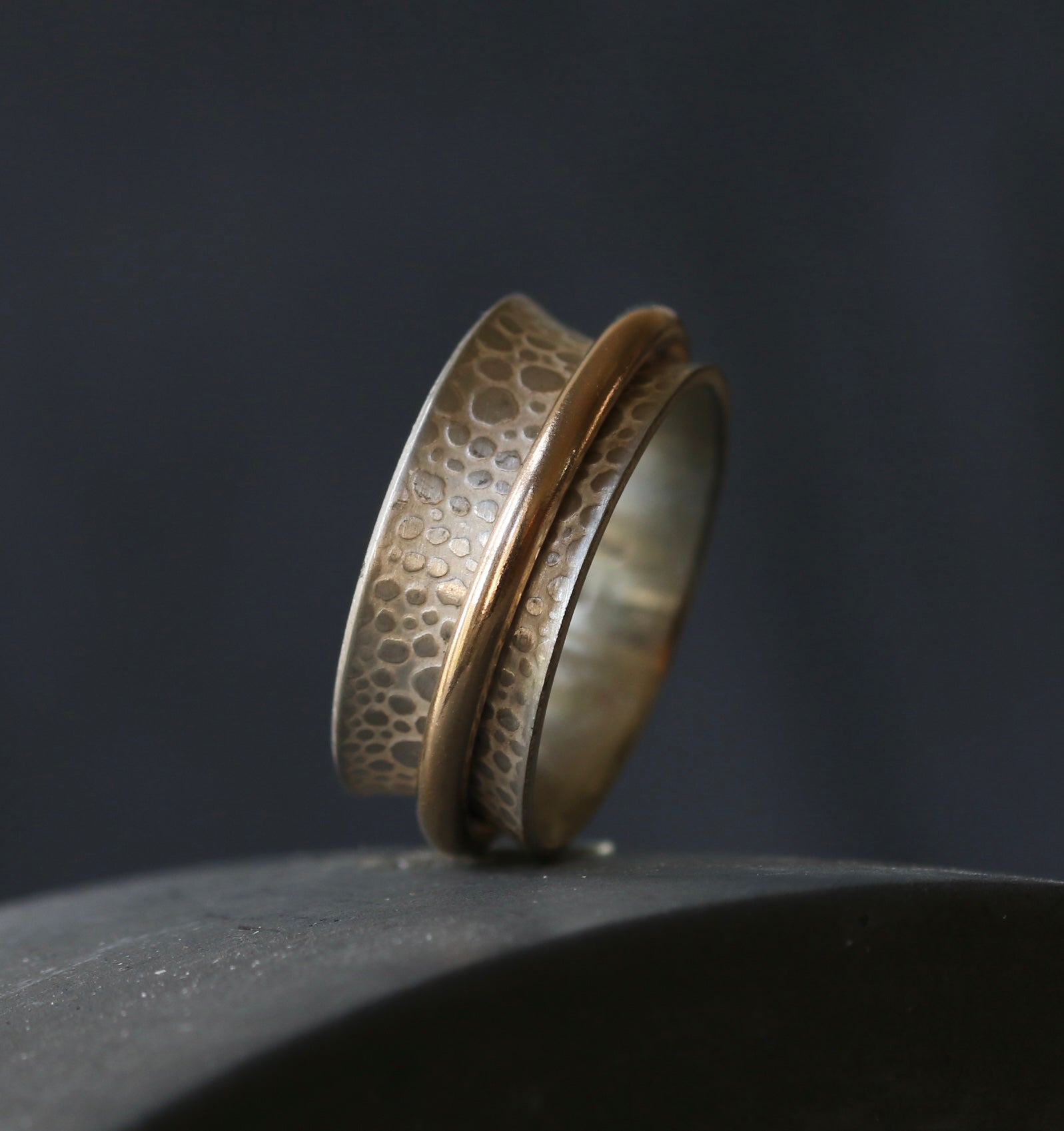 Single Gold Band Toad Texture Spinning Ring