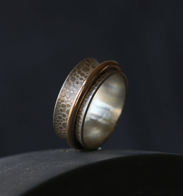Single Gold Band Toad Texture Spinning Ring - Image 3