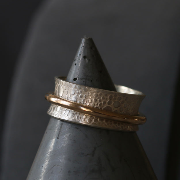 Single Gold Band Toad Texture Spinning Ring - Image 4