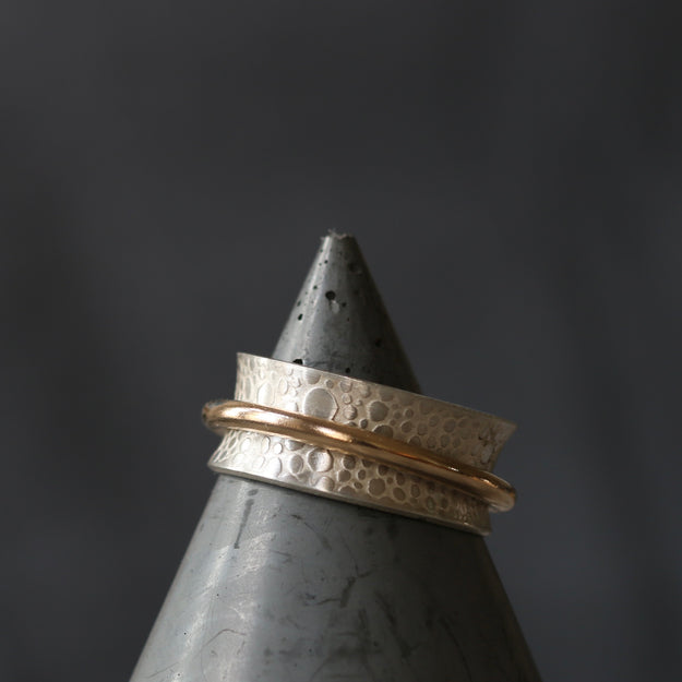 Single Gold Band Toad Texture Spinning Ring - Image 5