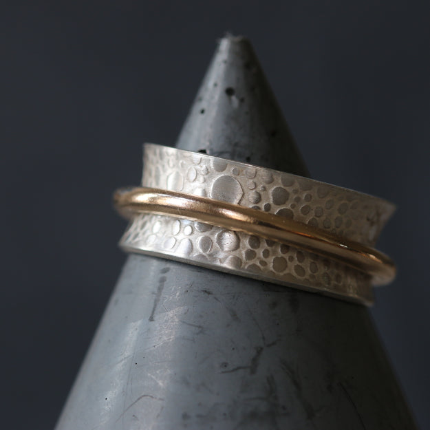 Single Gold Band Toad Texture Spinning Ring - Image 7