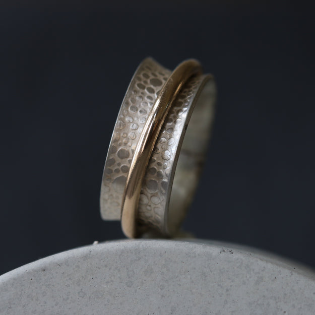 Single Gold Band Toad Texture Spinning Ring - Image 8