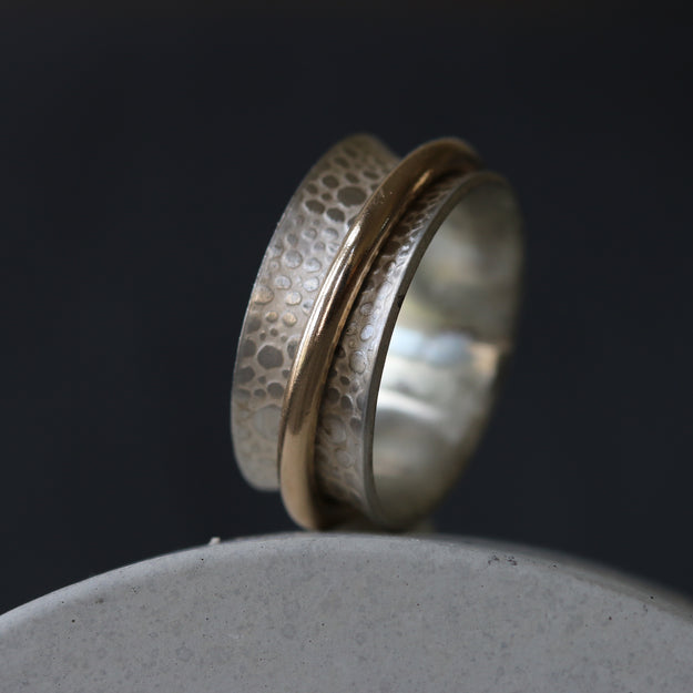 Single Gold Band Toad Texture Spinning Ring - Image 9