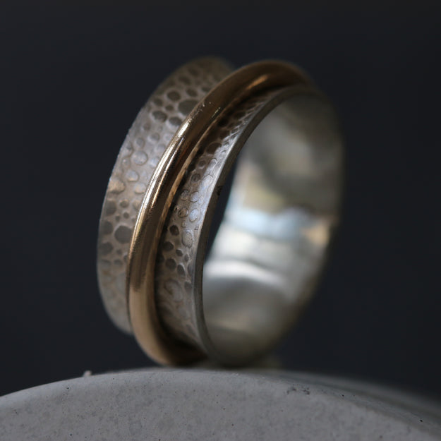 Single Gold Band Toad Texture Spinning Ring - Image 10