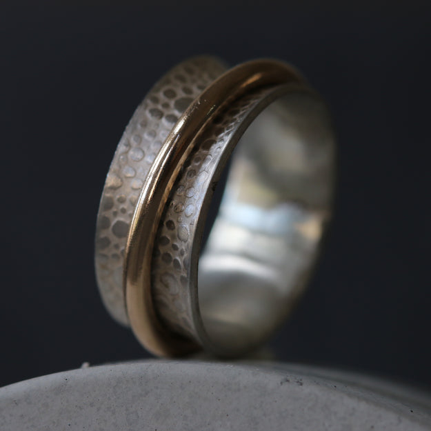 Single Gold Band Toad Texture Spinning Ring