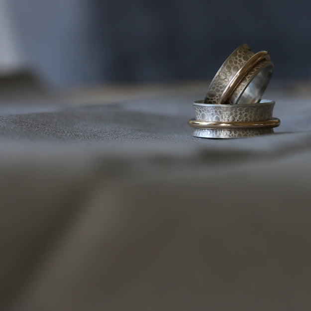 Single Gold Band Toad Texture Spinning Ring - Image 11