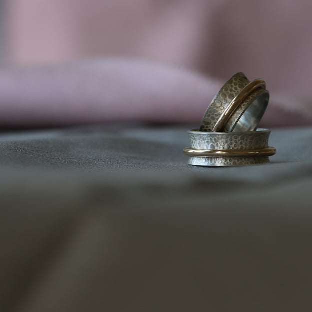 Single Gold Band Toad Texture Spinning Ring - Image 12
