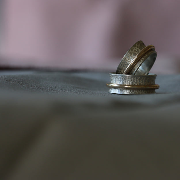Single Gold Band Toad Texture Spinning Ring - Image 13
