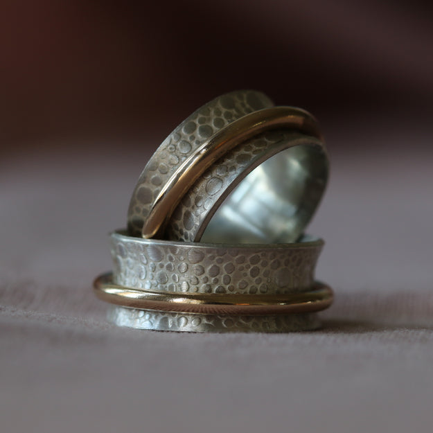 Single Gold Band Toad Texture Spinning Ring - Image 15