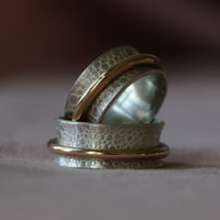 Single Gold Band Toad Texture Spinning Ring
