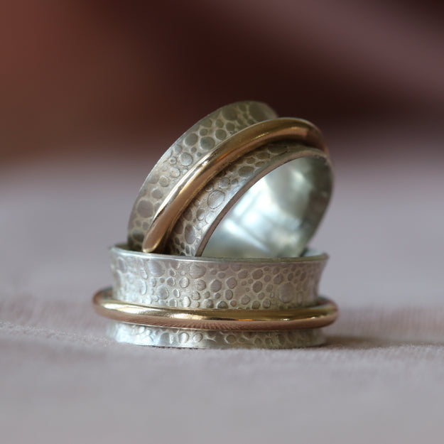 Single Gold Band Toad Texture Spinning Ring - Image 1