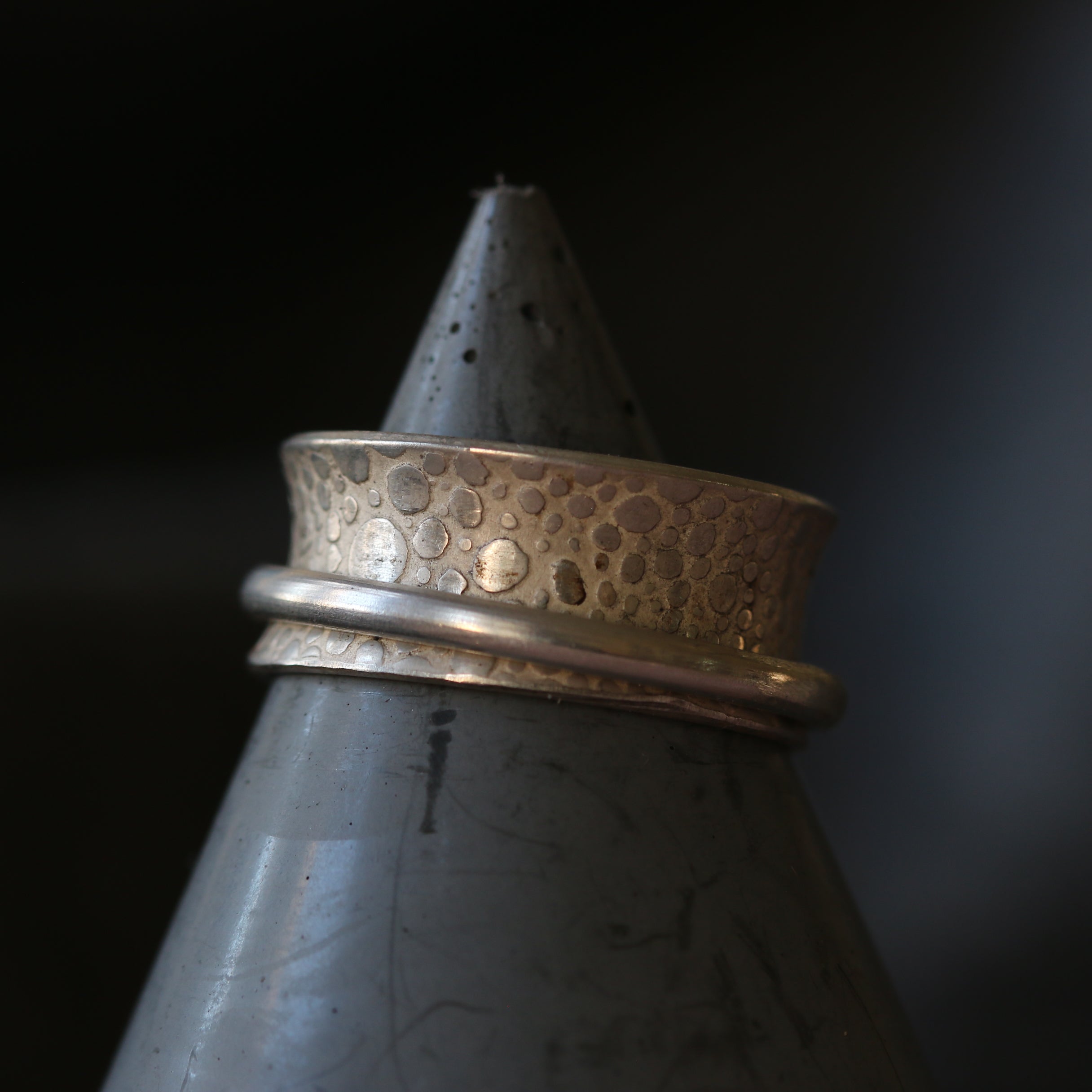 Single Band Toad Texture Spinning Ring