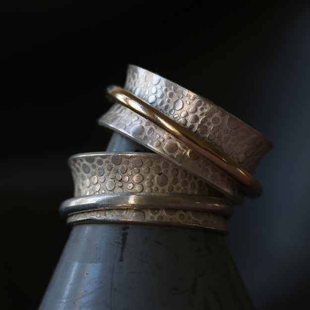Single Silver Band Toad Texture Spinning Ring - Image 2