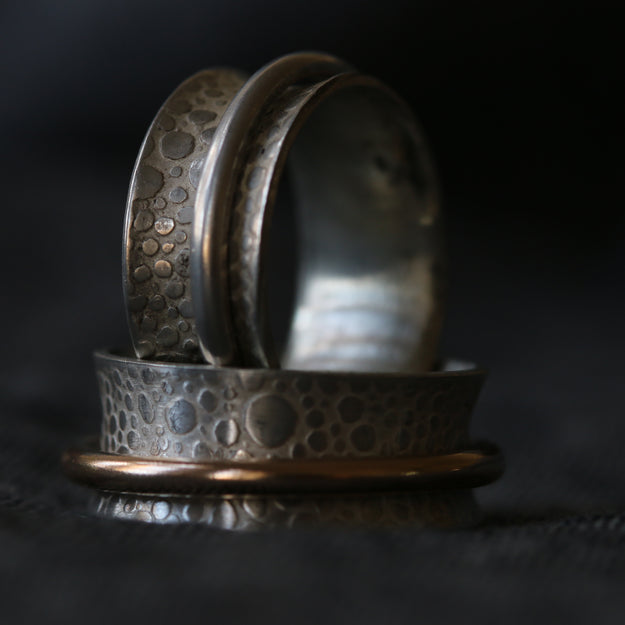 Single Silver Band Toad Texture Spinning Ring - Image 4